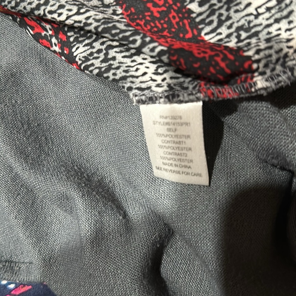 Black Rainn Scoop Neck 3/4 Sleeve Gray and Red Blouse - Picture 10 of 10